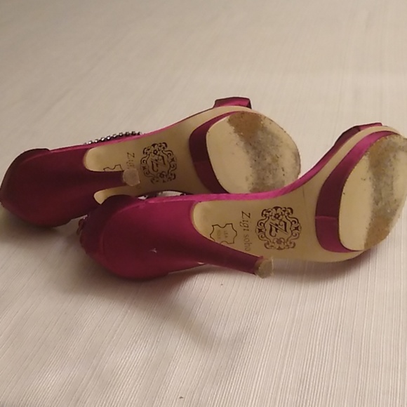 Gorgeous Zigi Soho satin bejeweled heels - Picture 4 of 7